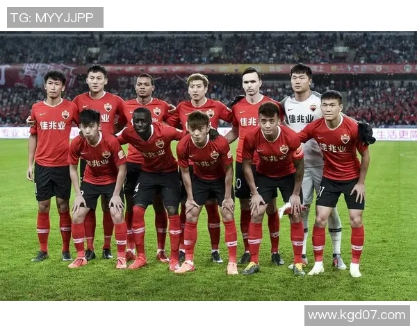 上海足球队以59分稳居欧锦赛积分榜首位展现强劲实力